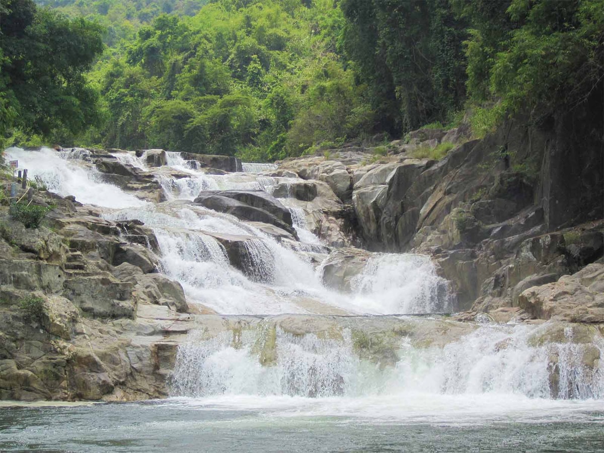 Khung cảnh thiên nhiên hùng vĩ tại thác Yangbay.